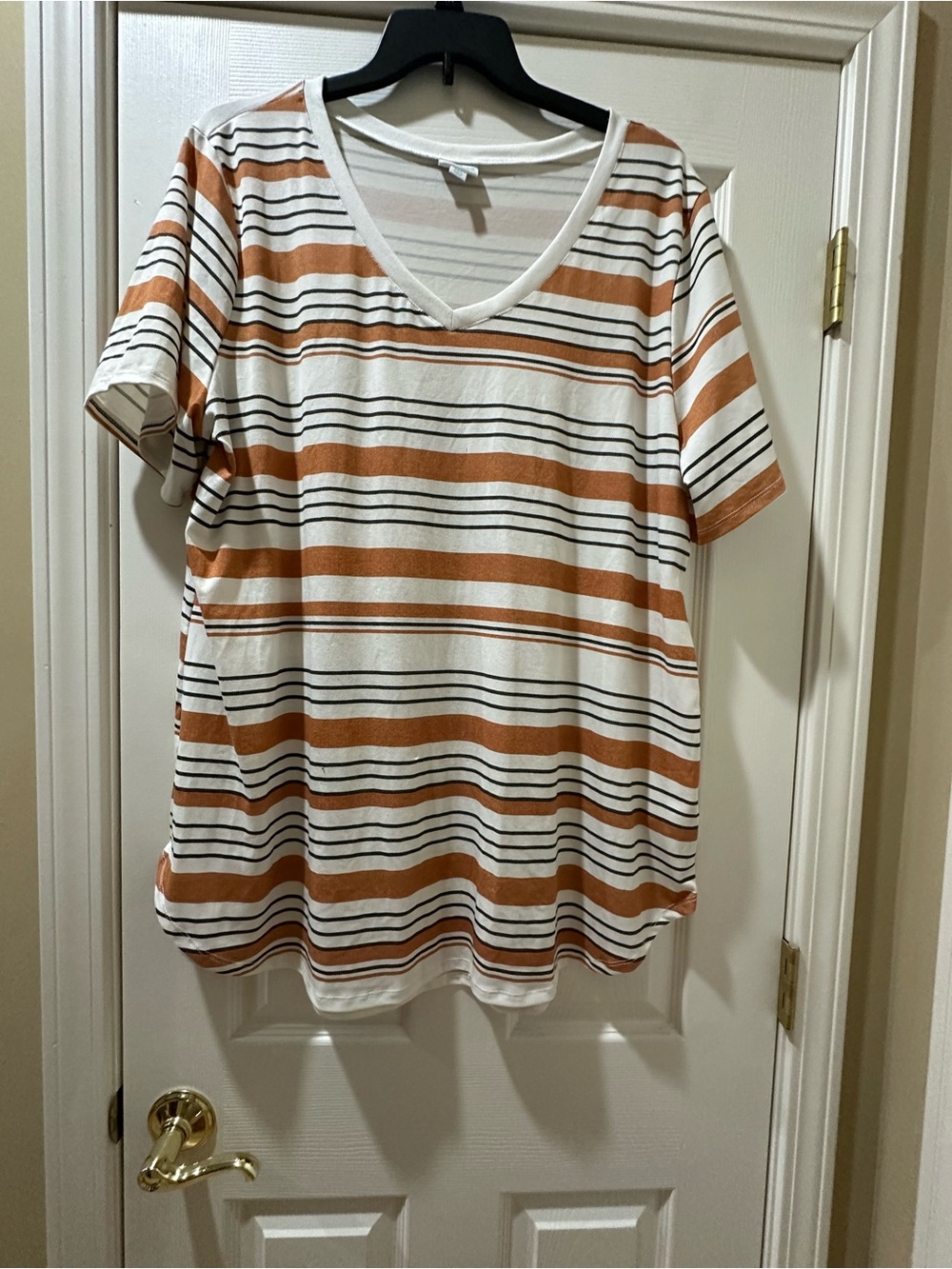LuLaRoe V-Neck Short Sleeve Tee in White, Rust and Black
